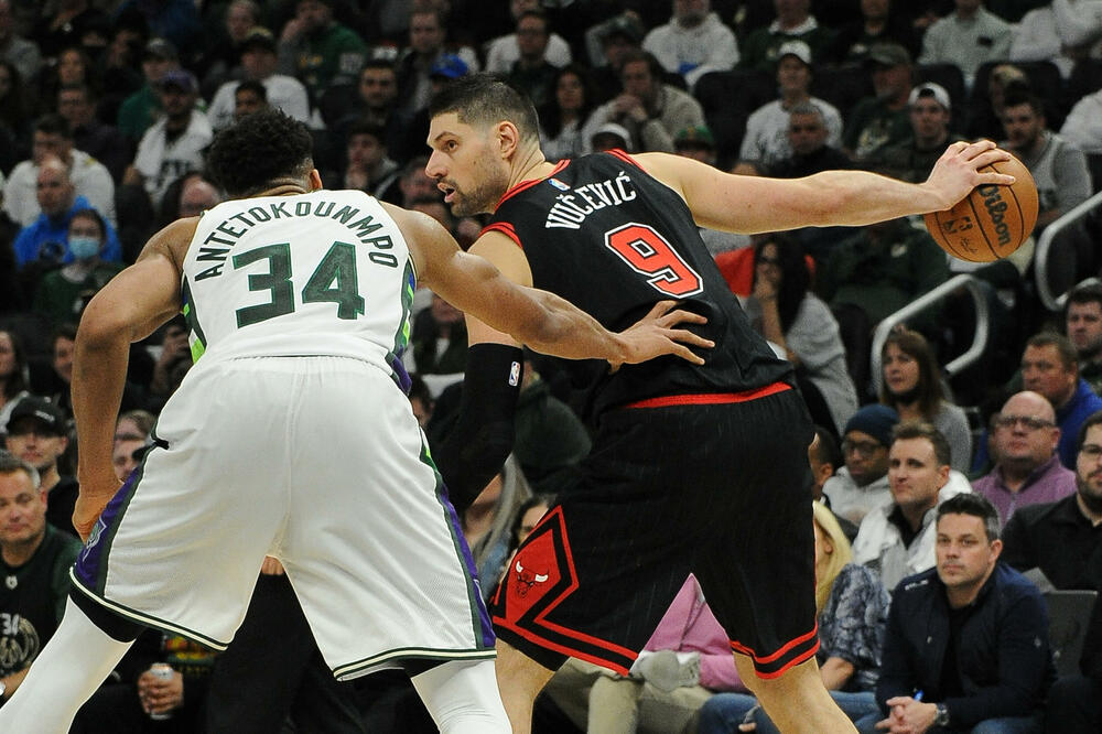 Vučević u duelu sa Janisom, Foto: USA TODAY Sports