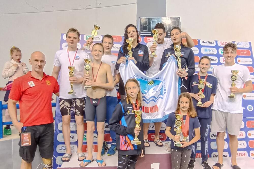 Dragović sa sportistima, Foto: Privatna arhiva