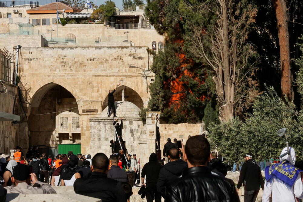 <p>Policija je rekla da su sukobi počeli oko 4.00 sata, kada su Palestinci počali da bacaju kamenice i petarde na svetilištu, prenijeli su izraelski mediji<br /> </p>