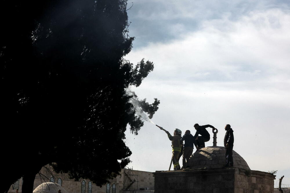 <p>Policija je rekla da su sukobi počeli oko 4.00 sata, kada su Palestinci počali da bacaju kamenice i petarde na svetilištu, prenijeli su izraelski mediji<br /> </p>
