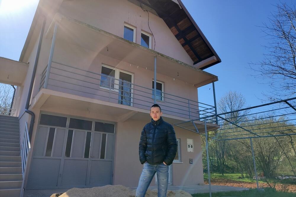 Veselin Nikić ispred kuće sagrađene uz pomoć dobrih ljudi, Foto: Svetlana Mandić
