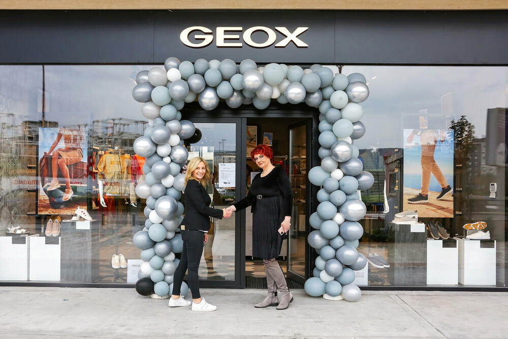 <p>GEOX, vodeća kompanija u kategoriji obuće i razvoju patenata i najsavremenijih tehnologija u ovom segmentu, otvaranjem nove prodavnice u Podgorici nastavlja svoj put inovacija i ponude savršenih rješenja koji će sigurno dovesti do jednog posve novog iskustva potrošača u Podgorici i Crnoj Gori</p>
