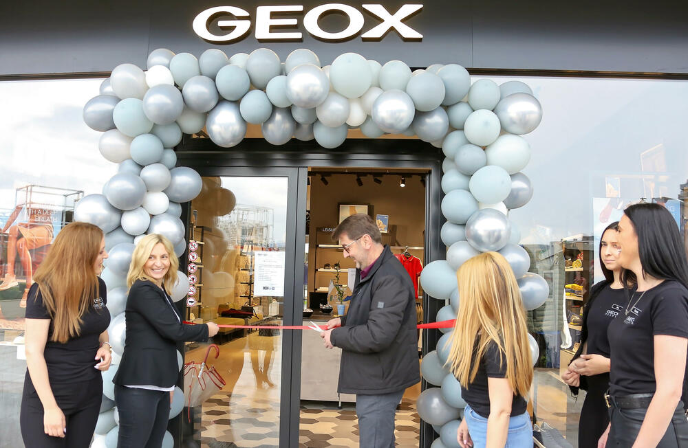 <p>GEOX, vodeća kompanija u kategoriji obuće i razvoju patenata i najsavremenijih tehnologija u ovom segmentu, otvaranjem nove prodavnice u Podgorici nastavlja svoj put inovacija i ponude savršenih rješenja koji će sigurno dovesti do jednog posve novog iskustva potrošača u Podgorici i Crnoj Gori</p>