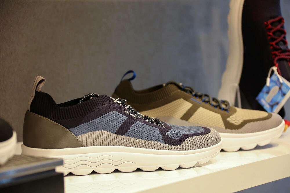 <p>GEOX, vodeća kompanija u kategoriji obuće i razvoju patenata i najsavremenijih tehnologija u ovom segmentu, otvaranjem nove prodavnice u Podgorici nastavlja svoj put inovacija i ponude savršenih rješenja koji će sigurno dovesti do jednog posve novog iskustva potrošača u Podgorici i Crnoj Gori</p>