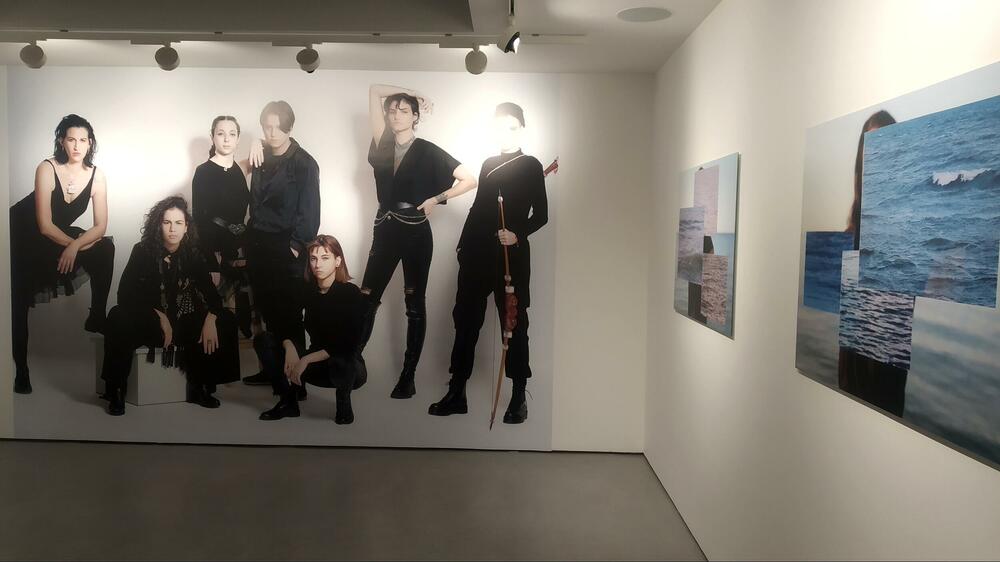 Postavka prikazuje slobodne i moćne žene