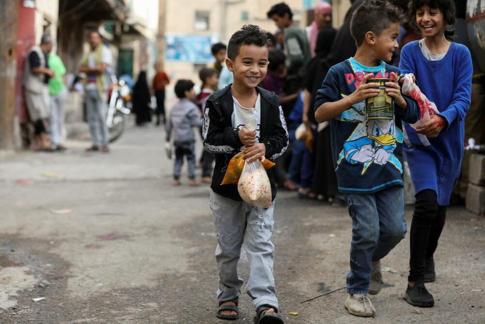 Djeca u Sani nakon dobijanja humanitarne pomoći 