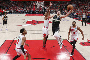 Bulsi nemoćni, Vučević pokušavao: Šampion na plus 30 u Čikagu