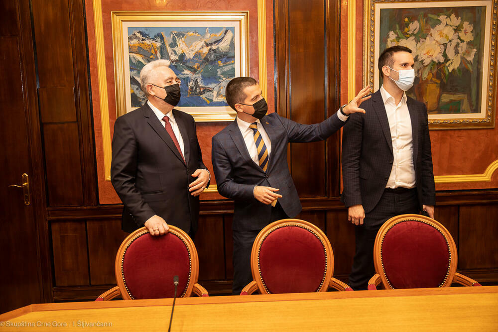Premijer Krivokapić, domaćin Bečić i ministar Spajić u obilasku obnovljenog interijera zdanja Skupštine CG
