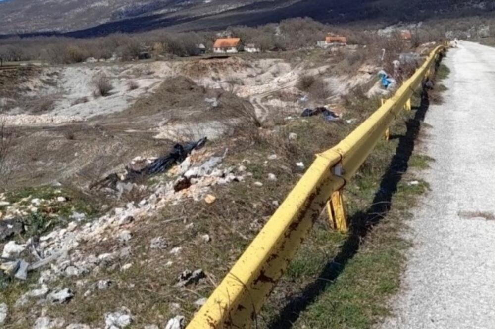 I divlja deponija uz odronjenu saobraćajnicu, Foto: Anđela Đukanović