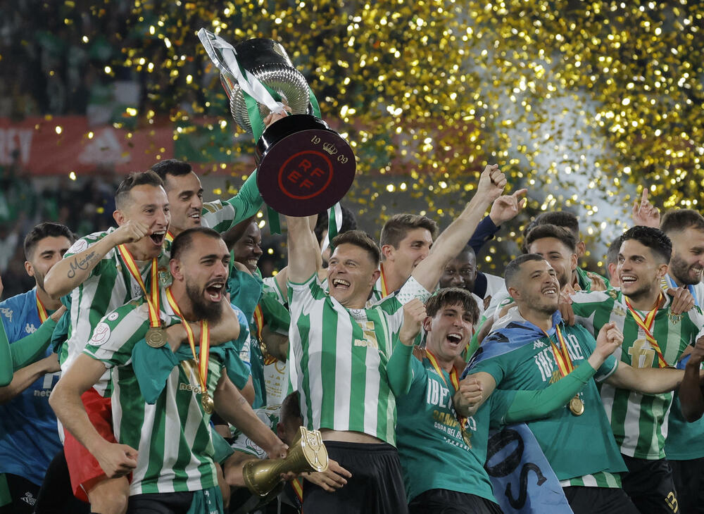 <p>Betis sinoć pobijedio Valensiju i osvojio Kup kralja, Hoakin postao jedini igrač u istoriji kluba sa dva trofeja</p>