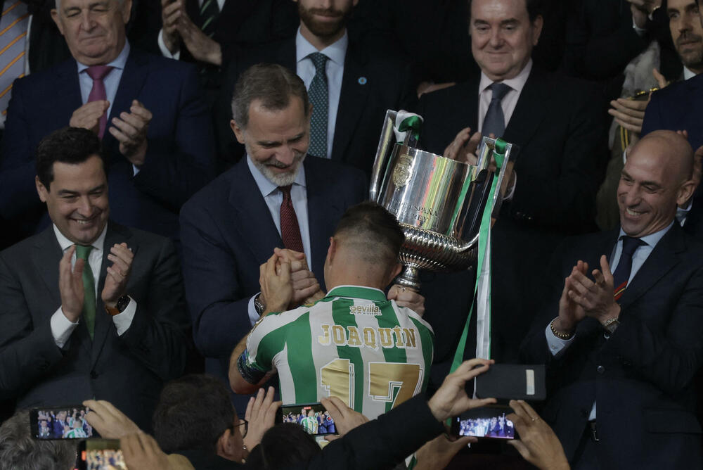 <p>Betis sinoć pobijedio Valensiju i osvojio Kup kralja, Hoakin postao jedini igrač u istoriji kluba sa dva trofeja</p>