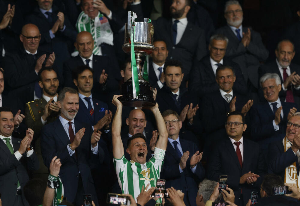 <p>Betis sinoć pobijedio Valensiju i osvojio Kup kralja, Hoakin postao jedini igrač u istoriji kluba sa dva trofeja</p>