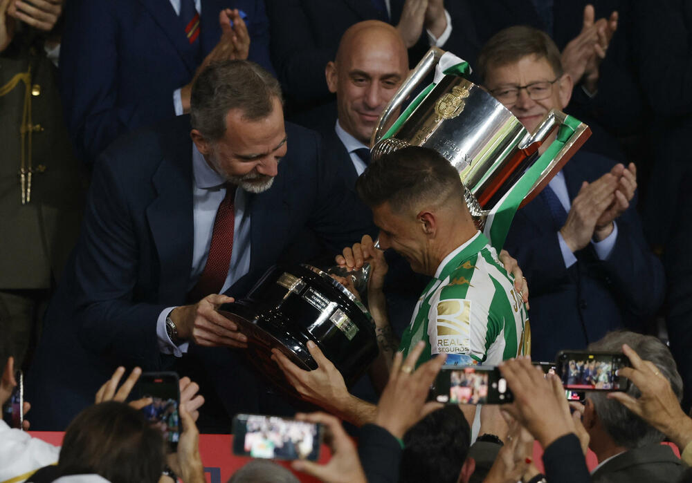 <p>Betis sinoć pobijedio Valensiju i osvojio Kup kralja, Hoakin postao jedini igrač u istoriji kluba sa dva trofeja</p>