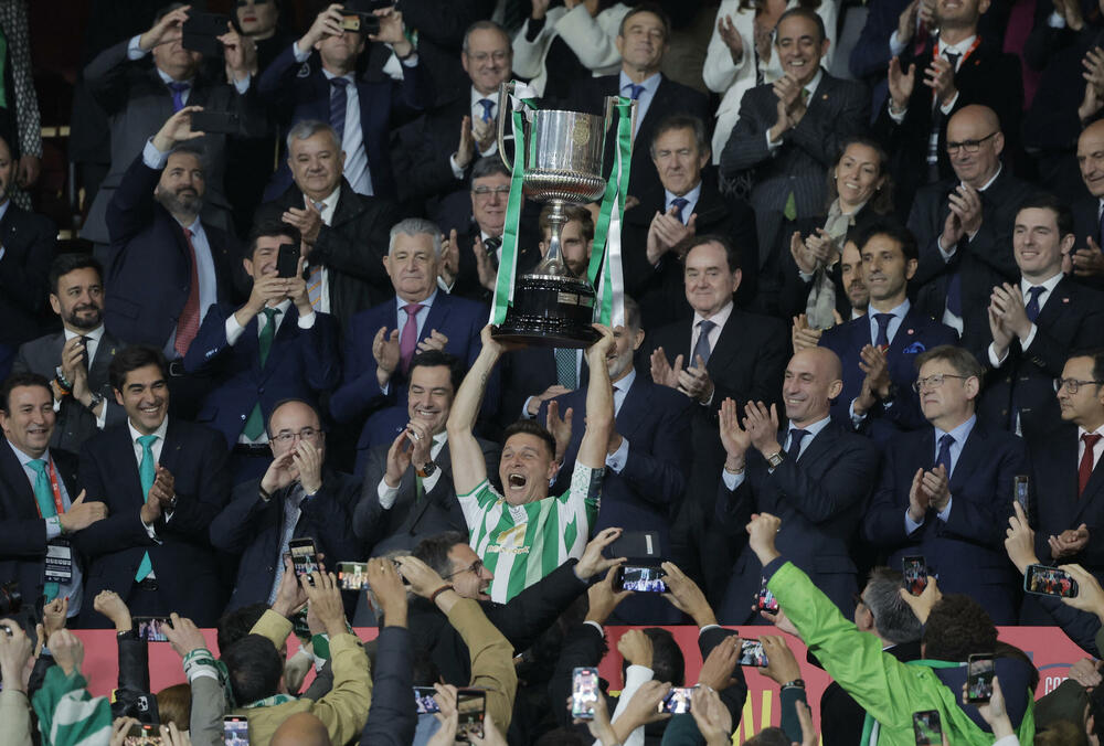 <p>Betis sinoć pobijedio Valensiju i osvojio Kup kralja, Hoakin postao jedini igrač u istoriji kluba sa dva trofeja</p>