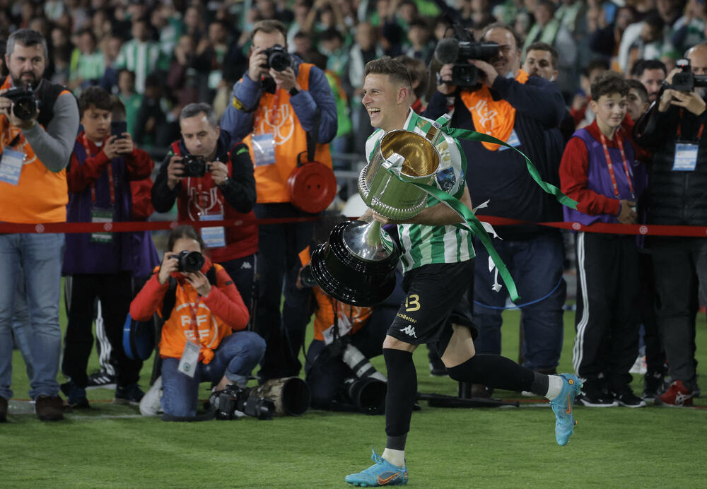 <p>Betis sinoć pobijedio Valensiju i osvojio Kup kralja, Hoakin postao jedini igrač u istoriji kluba sa dva trofeja</p>