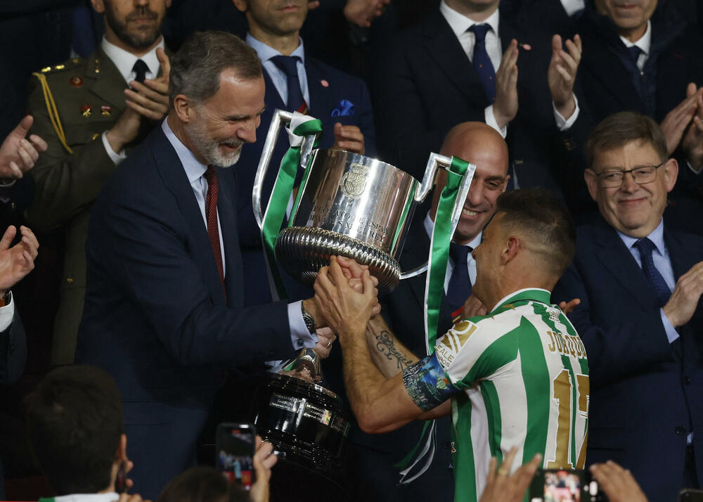 <p>Betis sinoć pobijedio Valensiju i osvojio Kup kralja, Hoakin postao jedini igrač u istoriji kluba sa dva trofeja</p>