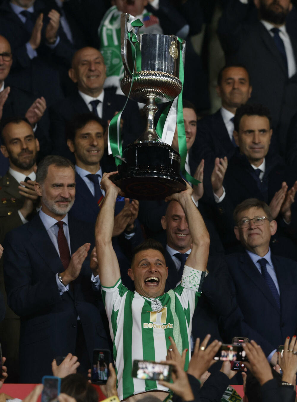 <p>Betis sinoć pobijedio Valensiju i osvojio Kup kralja, Hoakin postao jedini igrač u istoriji kluba sa dva trofeja</p>