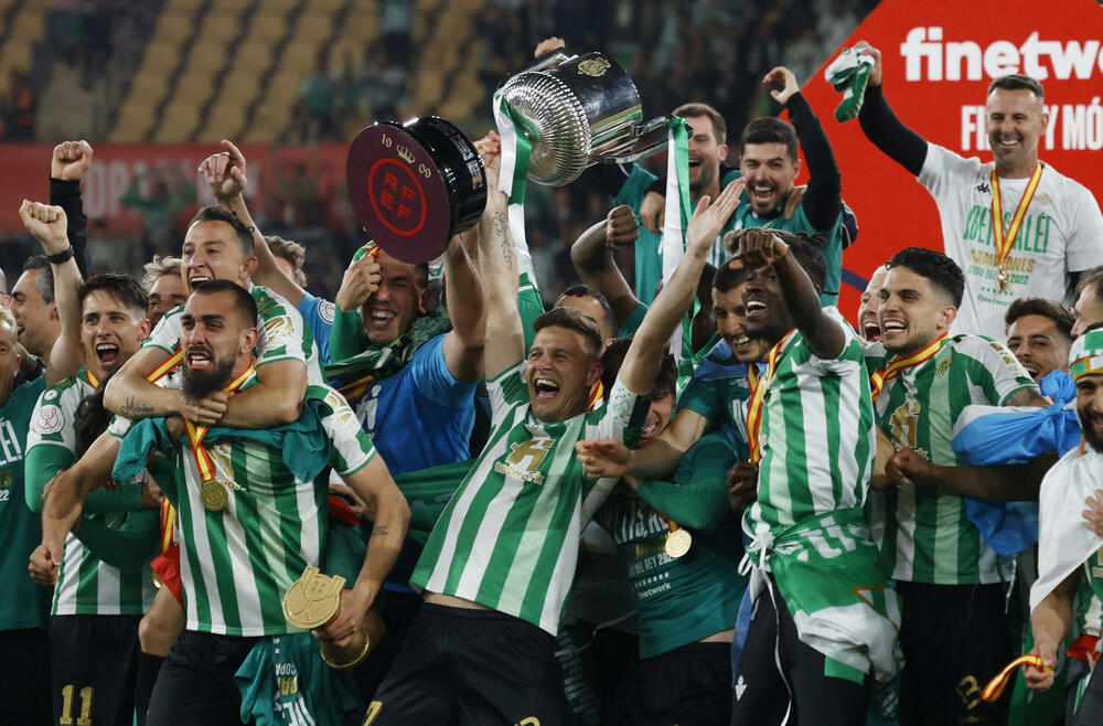 <p>Betis sinoć pobijedio Valensiju i osvojio Kup kralja, Hoakin postao jedini igrač u istoriji kluba sa dva trofeja</p>