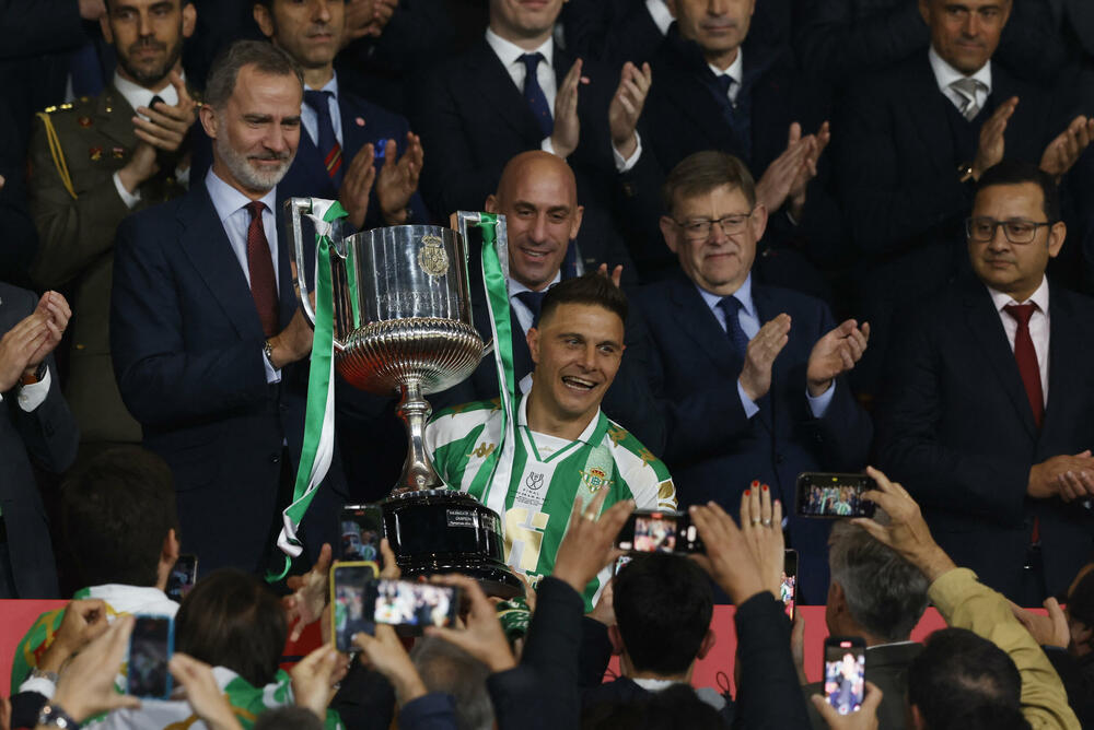 <p>Betis sinoć pobijedio Valensiju i osvojio Kup kralja, Hoakin postao jedini igrač u istoriji kluba sa dva trofeja</p>