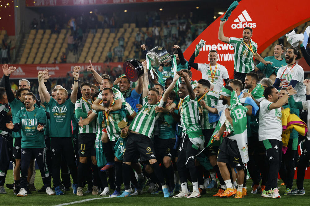 <p>Betis sinoć pobijedio Valensiju i osvojio Kup kralja, Hoakin postao jedini igrač u istoriji kluba sa dva trofeja</p>