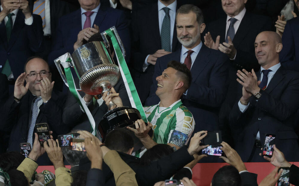 <p>Betis sinoć pobijedio Valensiju i osvojio Kup kralja, Hoakin postao jedini igrač u istoriji kluba sa dva trofeja</p>