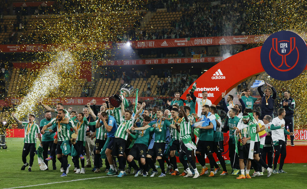 <p>Betis sinoć pobijedio Valensiju i osvojio Kup kralja, Hoakin postao jedini igrač u istoriji kluba sa dva trofeja</p>