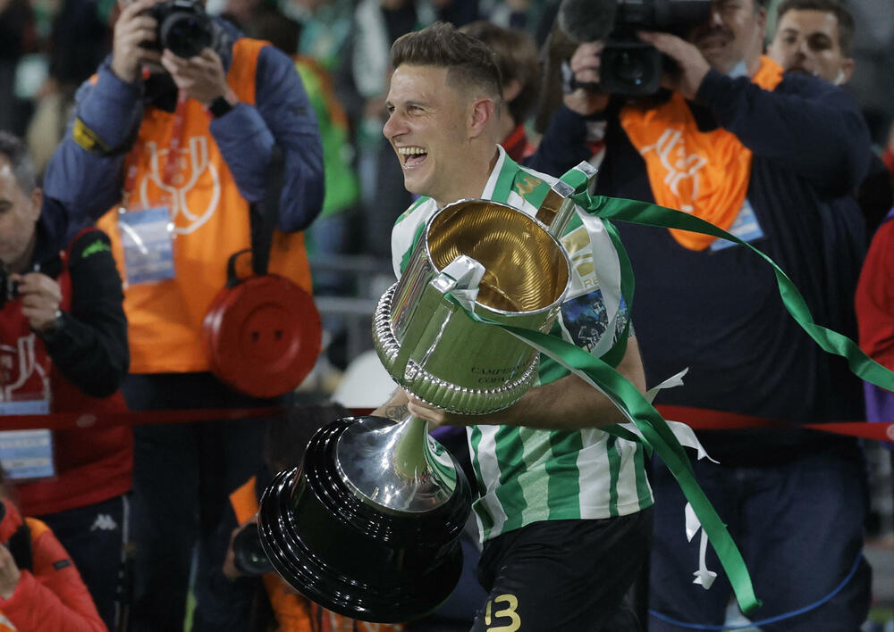 <p>Betis sinoć pobijedio Valensiju i osvojio Kup kralja, Hoakin postao jedini igrač u istoriji kluba sa dva trofeja</p>