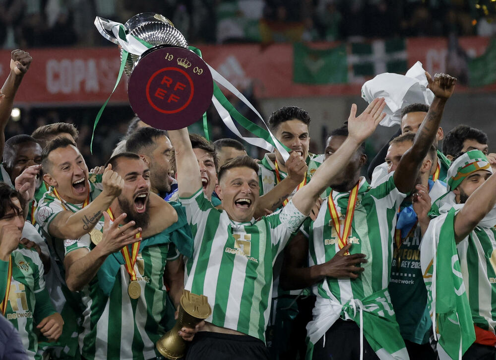 <p>Betis sinoć pobijedio Valensiju i osvojio Kup kralja, Hoakin postao jedini igrač u istoriji kluba sa dva trofeja</p>