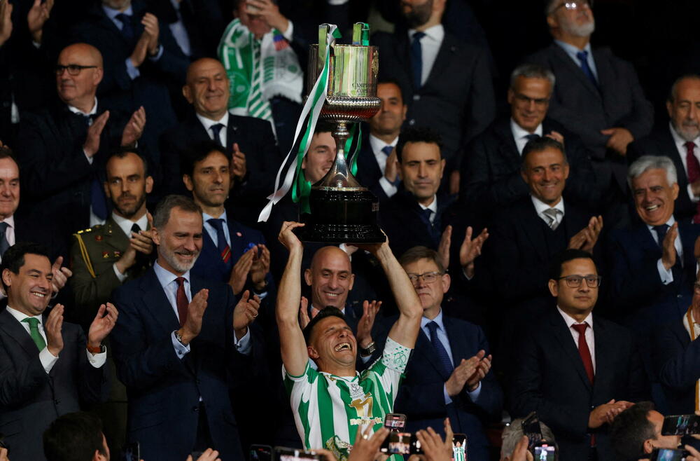 <p>Betis sinoć pobijedio Valensiju i osvojio Kup kralja, Hoakin postao jedini igrač u istoriji kluba sa dva trofeja</p>