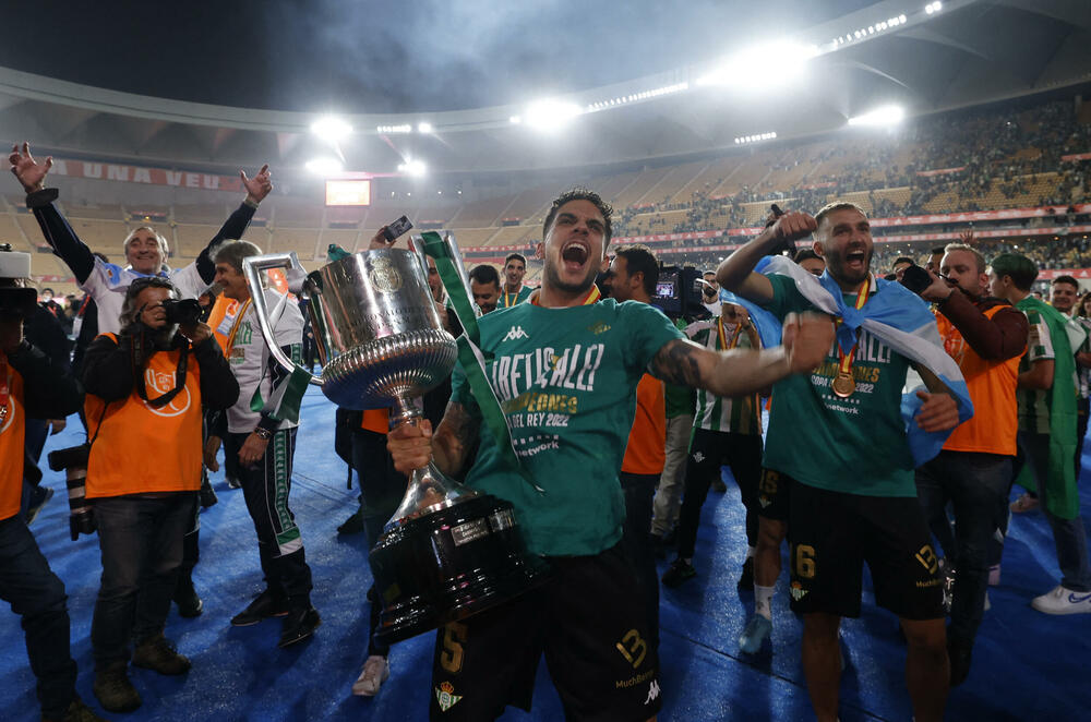 <p>Betis sinoć pobijedio Valensiju i osvojio Kup kralja, Hoakin postao jedini igrač u istoriji kluba sa dva trofeja</p>