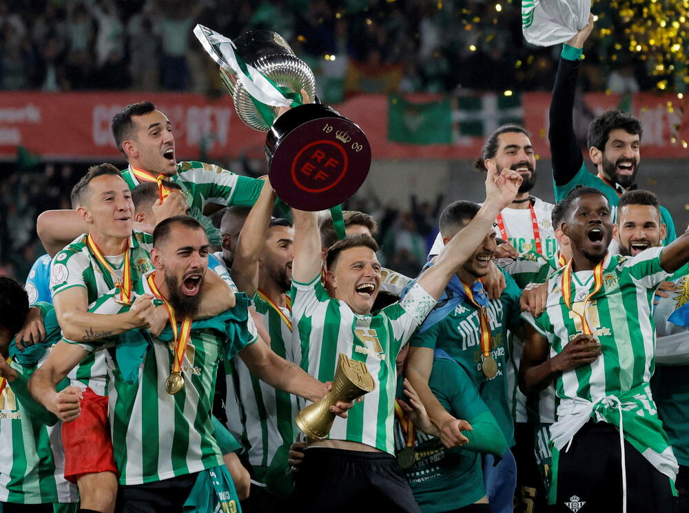 <p>Betis sinoć pobijedio Valensiju i osvojio Kup kralja, Hoakin postao jedini igrač u istoriji kluba sa dva trofeja</p>
