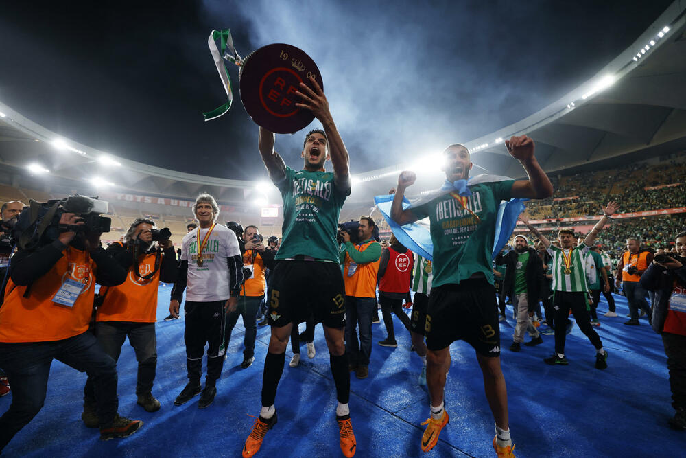 <p>Betis sinoć pobijedio Valensiju i osvojio Kup kralja, Hoakin postao jedini igrač u istoriji kluba sa dva trofeja</p>