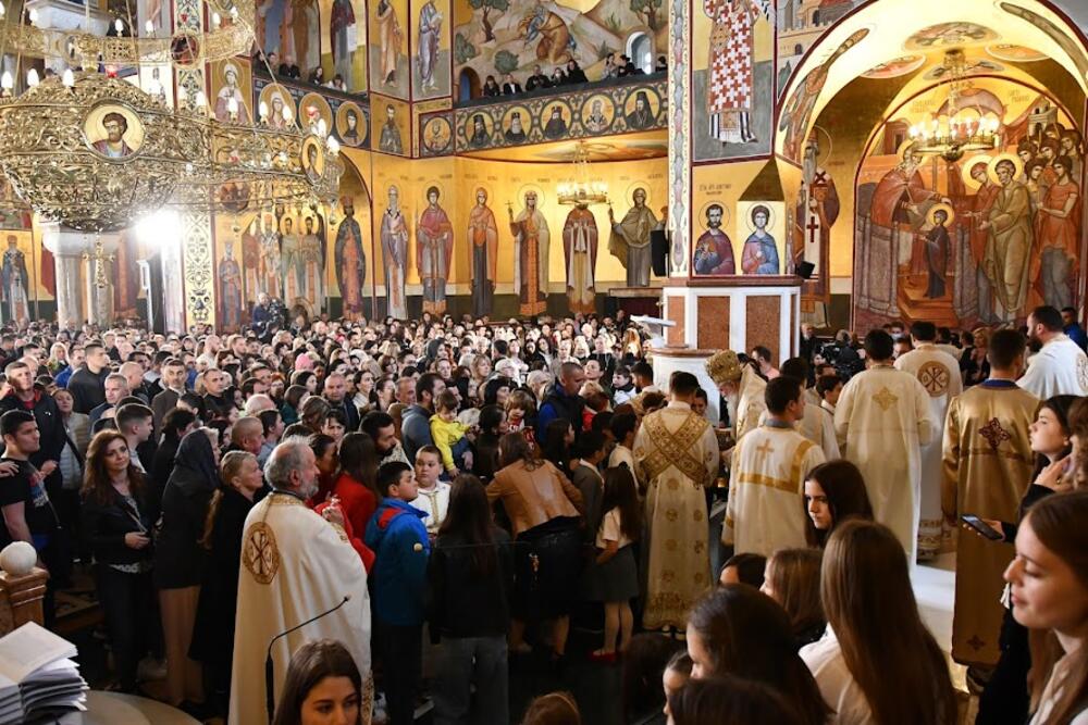 <p>U hramu Hristovog Vaskrsenja u Podgorici jutros je održana vaskršnja liturgija. Liturgiju je služio mitropolit crnogorsko primorski Joanikije</p>