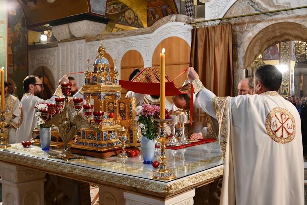 <p>U hramu Hristovog Vaskrsenja u Podgorici jutros je održana vaskršnja liturgija. Liturgiju je služio mitropolit crnogorsko primorski Joanikije</p>