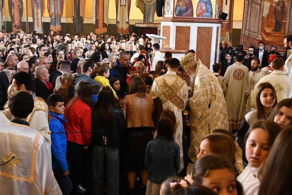 <p>U hramu Hristovog Vaskrsenja u Podgorici jutros je održana vaskršnja liturgija. Liturgiju je služio mitropolit crnogorsko primorski Joanikije</p>