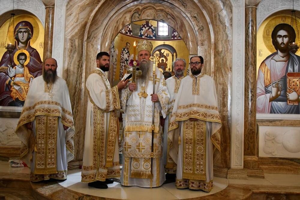 <p>U hramu Hristovog Vaskrsenja u Podgorici jutros je održana vaskršnja liturgija. Liturgiju je služio mitropolit crnogorsko primorski Joanikije</p>