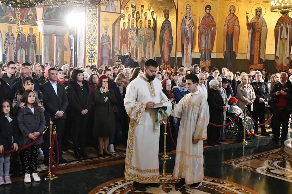 <p>U hramu Hristovog Vaskrsenja u Podgorici jutros je održana vaskršnja liturgija. Liturgiju je služio mitropolit crnogorsko primorski Joanikije</p>