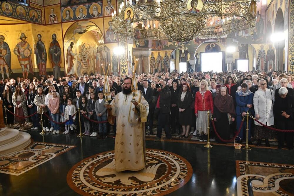 <p>U hramu Hristovog Vaskrsenja u Podgorici jutros je održana vaskršnja liturgija. Liturgiju je služio mitropolit crnogorsko primorski Joanikije</p>