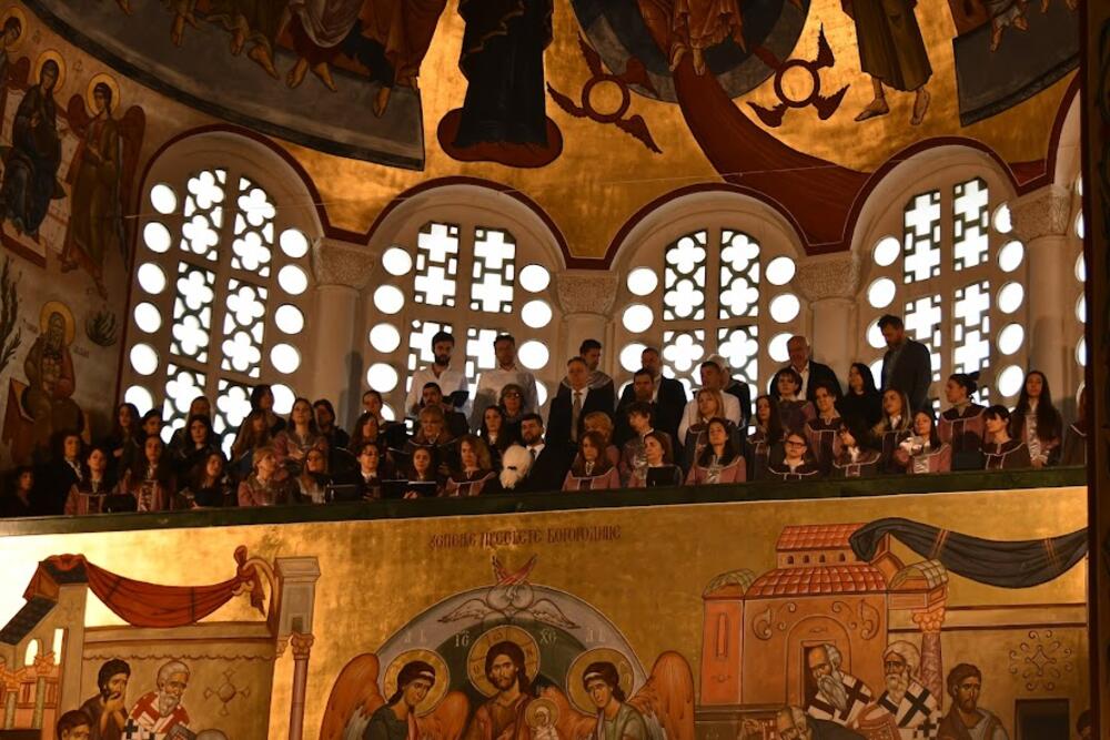 <p>U hramu Hristovog Vaskrsenja u Podgorici jutros je održana vaskršnja liturgija. Liturgiju je služio mitropolit crnogorsko primorski Joanikije</p>