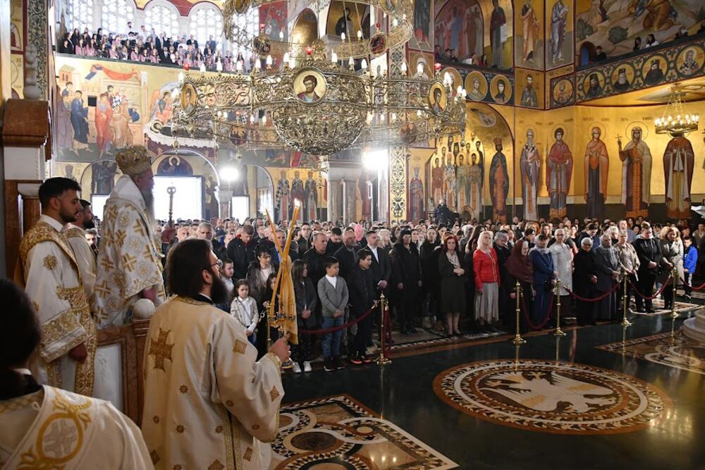 <p>U hramu Hristovog Vaskrsenja u Podgorici jutros je održana vaskršnja liturgija. Liturgiju je služio mitropolit crnogorsko primorski Joanikije</p>