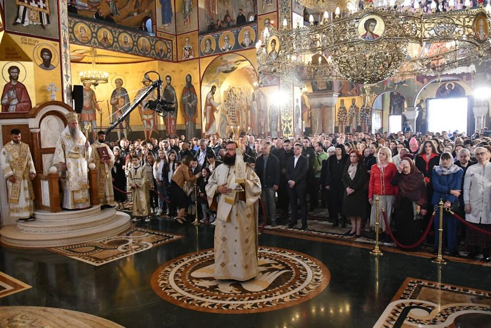 <p>U hramu Hristovog Vaskrsenja u Podgorici jutros je održana vaskršnja liturgija. Liturgiju je služio mitropolit crnogorsko primorski Joanikije</p>