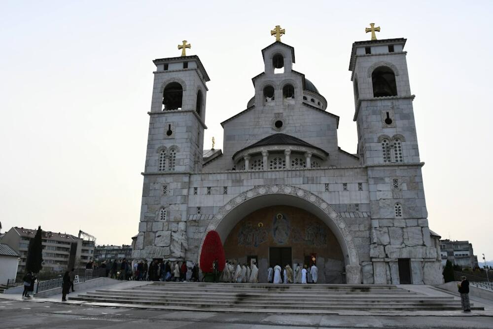 <p>U hramu Hristovog Vaskrsenja u Podgorici jutros je održana vaskršnja liturgija. Liturgiju je služio mitropolit crnogorsko primorski Joanikije</p>