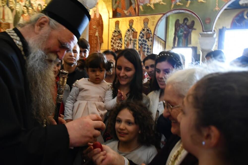 <p>U hramu Hristovog Vaskrsenja u Podgorici jutros je održana vaskršnja liturgija. Liturgiju je služio mitropolit crnogorsko primorski Joanikije</p>