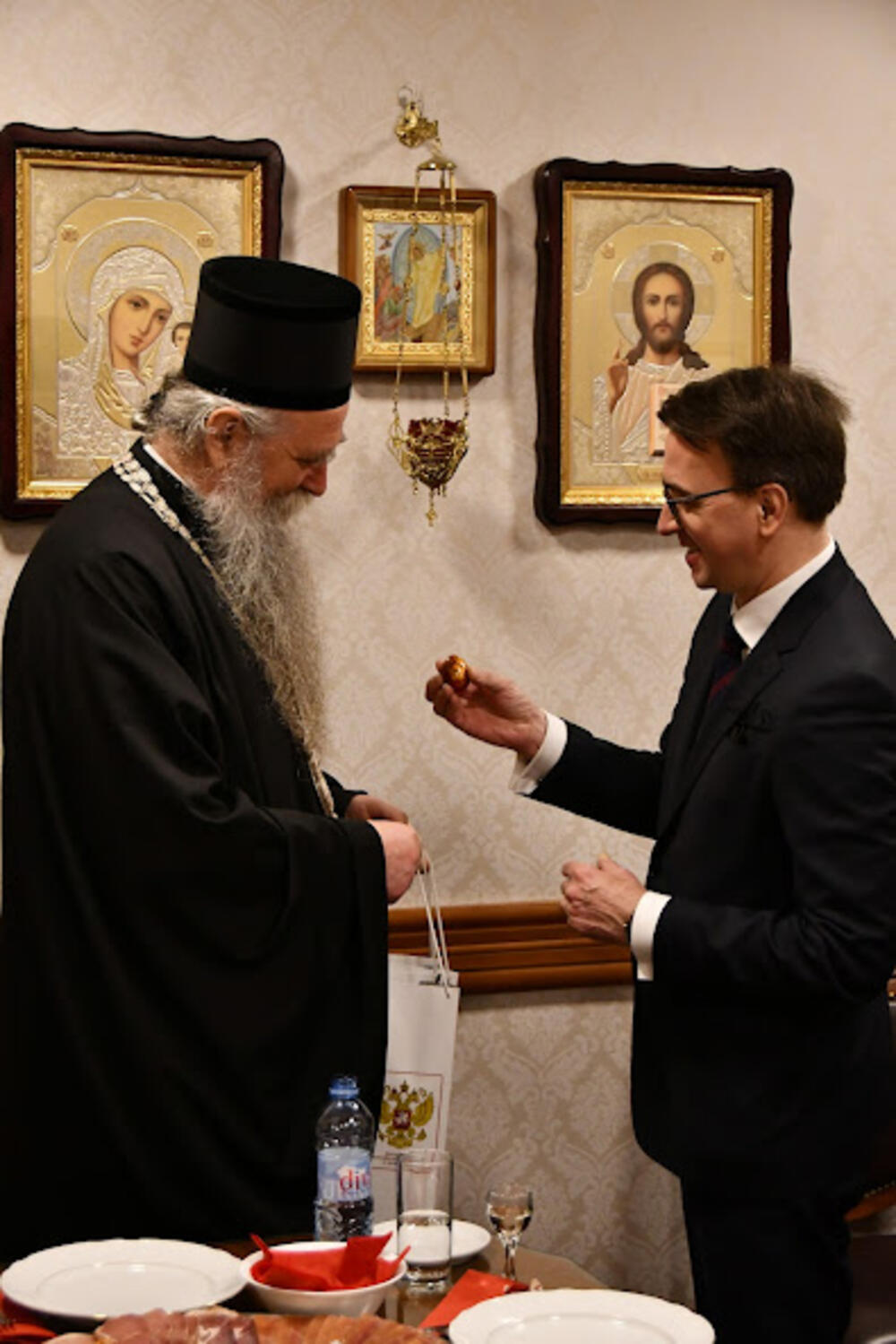 <p>U hramu Hristovog Vaskrsenja u Podgorici jutros je održana vaskršnja liturgija. Liturgiju je služio mitropolit crnogorsko primorski Joanikije</p>