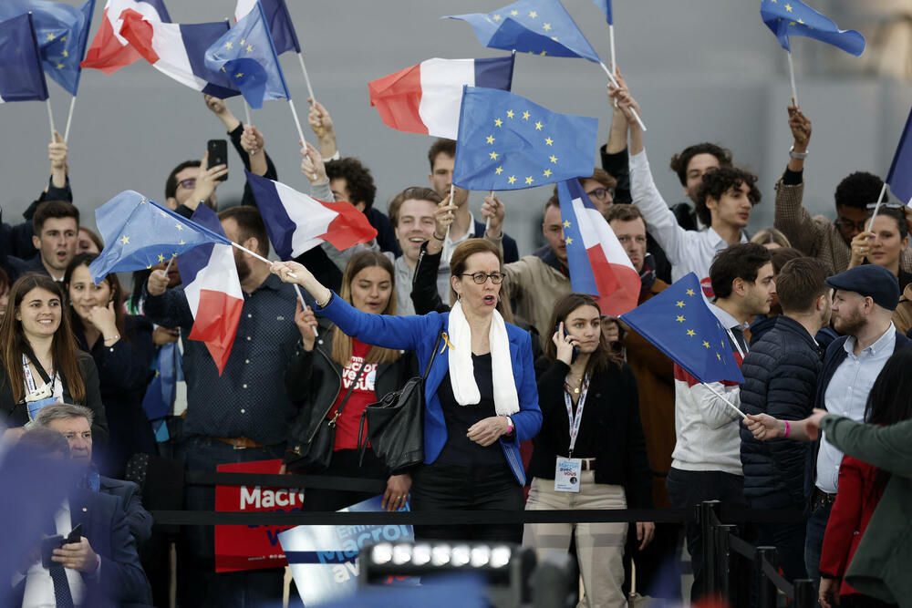 <p>Prve projekcije Ifopa, Elabea, Opinionvaia i Ipsosa pokazale su da je Makron dobio od 57,2 do 58,2 odsto glasova</p>