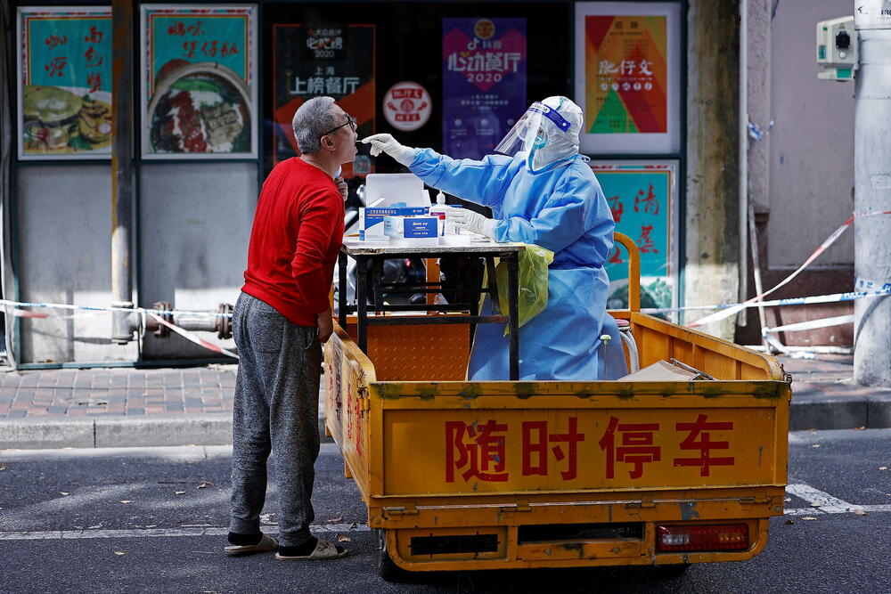 <p>Vlasti u Šangaju su se suočile sa nezadovoljstvom građana zbog strogih antiepidemioloških mjera kojima je uvedena zabrana kretanja za milione ljudi</p>