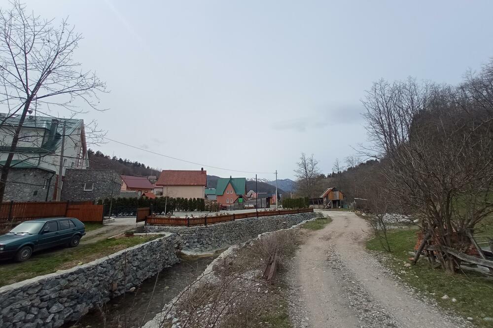 Hotel (zeleni krov) i dio naselja Gornji Pažanj u Kolašinu, Foto: Dragana Šćepanović
