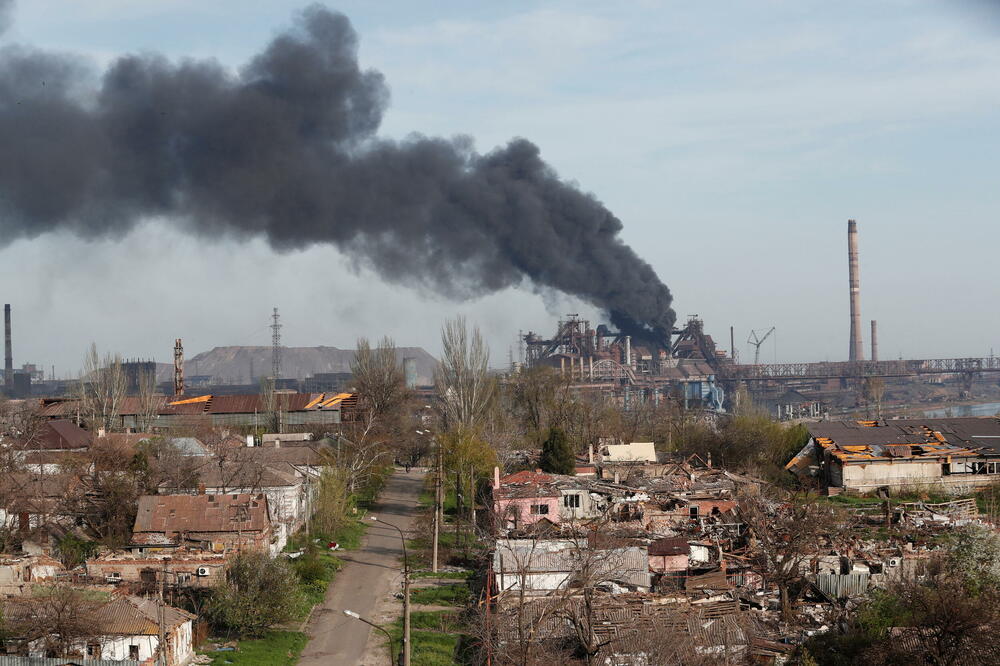Dim iznad fabrike Azovstal, Foto: Reuters