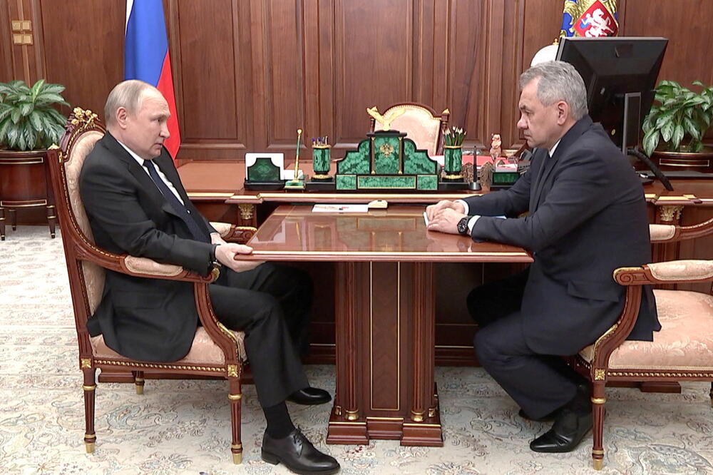 Putin i ruski ministar odbrane Sergej Šojgu na sastanku u Moskvi 21. aprila, Foto: REUTERS