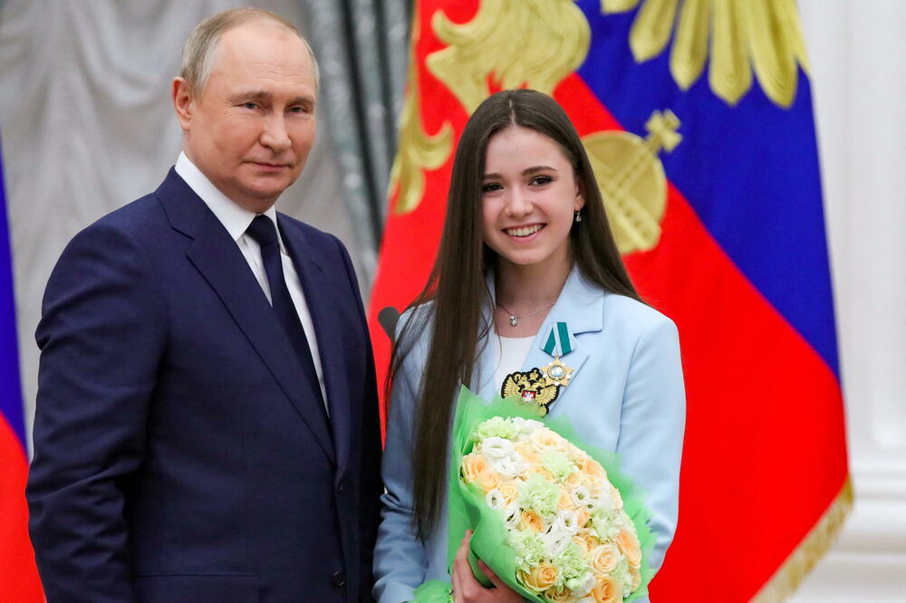Vladimir Putin i klizačica Kamila Valijeva, Foto: Reuters